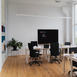 Tableau mural en verre noir dans un bureau. Altumis